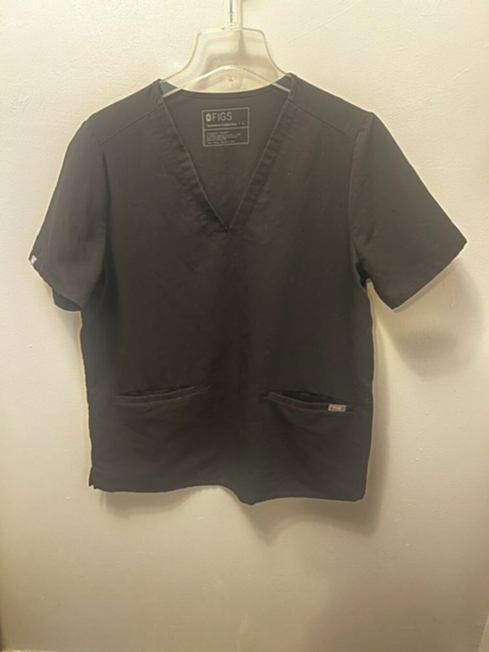 Women's Figs Black Scrub Top V-Neck Size L, 3 Front pockets, Ex Condition.